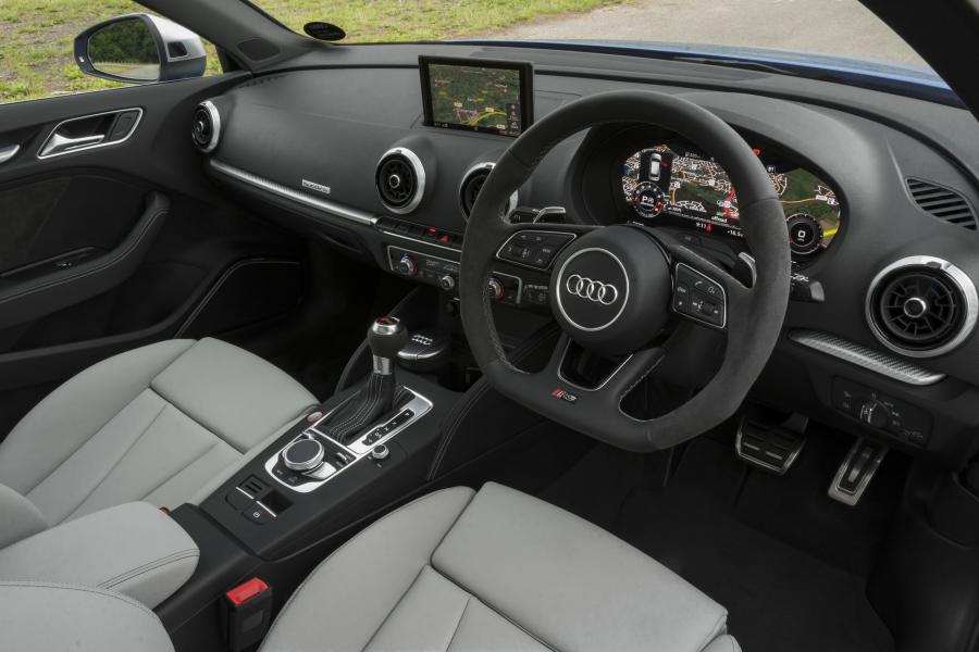 Торпедо Audi RS3 Sportback (8V) 2017 года  (UK) (фото 3 из 14)